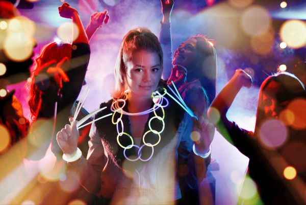 Play22 Glow Sticks Bulk 300 Pack 8” Ultra Bright Glow Sticks Party Pack Multicolor - 300 Glowsticks & 300 Connectors, Total 600 PCS - Glow Sticks Necklaces and Bracelets Enjoyable for Adults and Kids