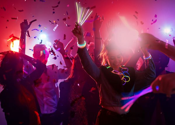 Play22 Glow Sticks Bulk 300 Pack 8” Ultra Bright Glow Sticks Party Pack Multicolor - 300 Glowsticks & 300 Connectors, Total 600 PCS - Glow Sticks Necklaces and Bracelets Enjoyable for Adults and Kids